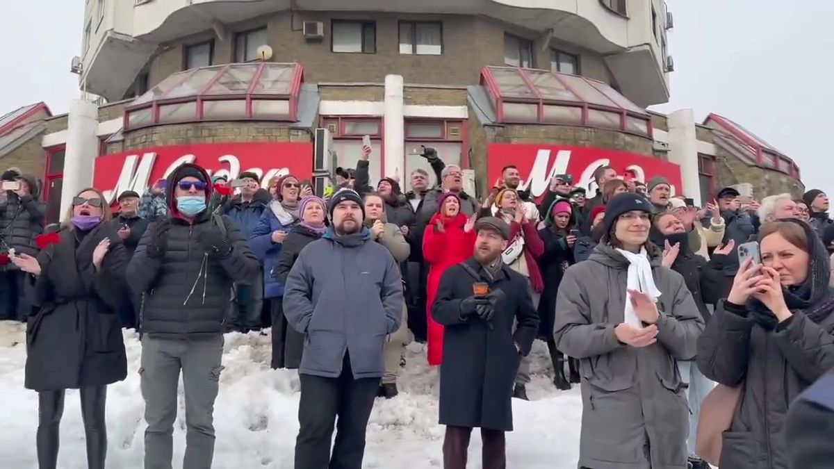 Video: Navalnyj, provolávají v Moskvě. Na pohřeb dorazily tisíce lidí